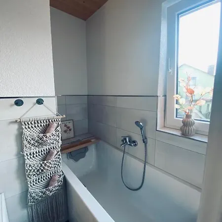 M. Eigenem Bad Und Badewanne Direkt Am Wald