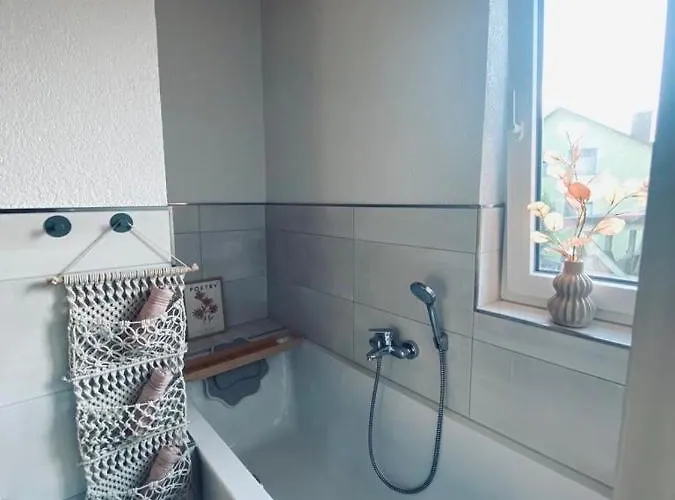 M. Eigenem Bad Und Badewanne Direkt Am Wald